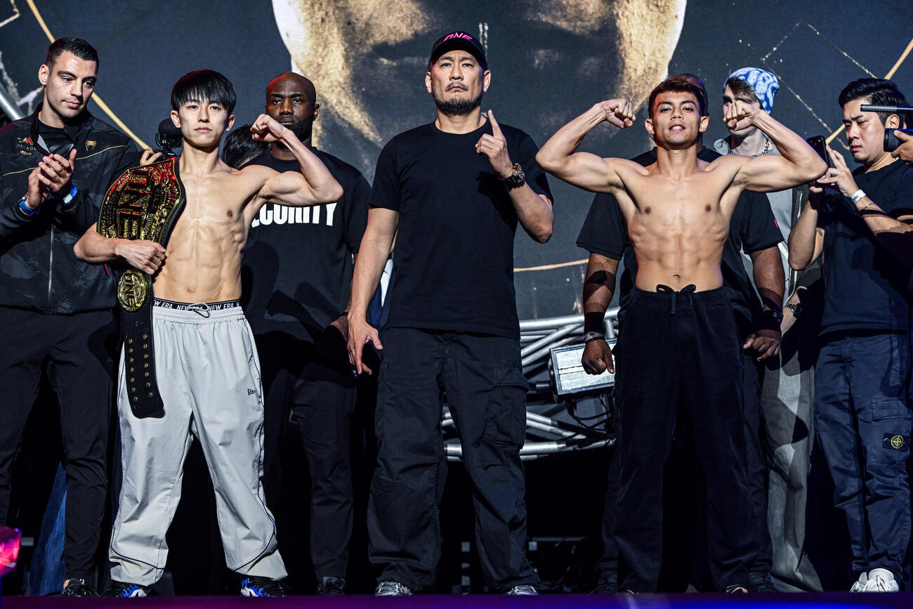 試合開催は未定だがフェイスオフした吉成名高（左）とリファディン・マスドール（C）ONE Championship