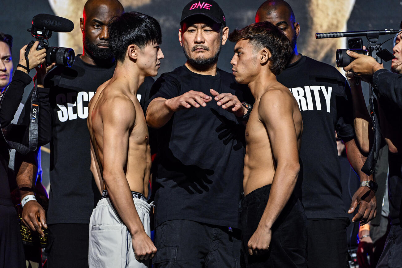 計量を失敗したマスドール（右）をにらみつける吉成名高（C）ONE Championship