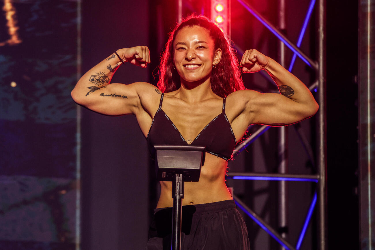 セクシーな黒の下着姿で計量をクリアした平田樹（C）ONE Championship