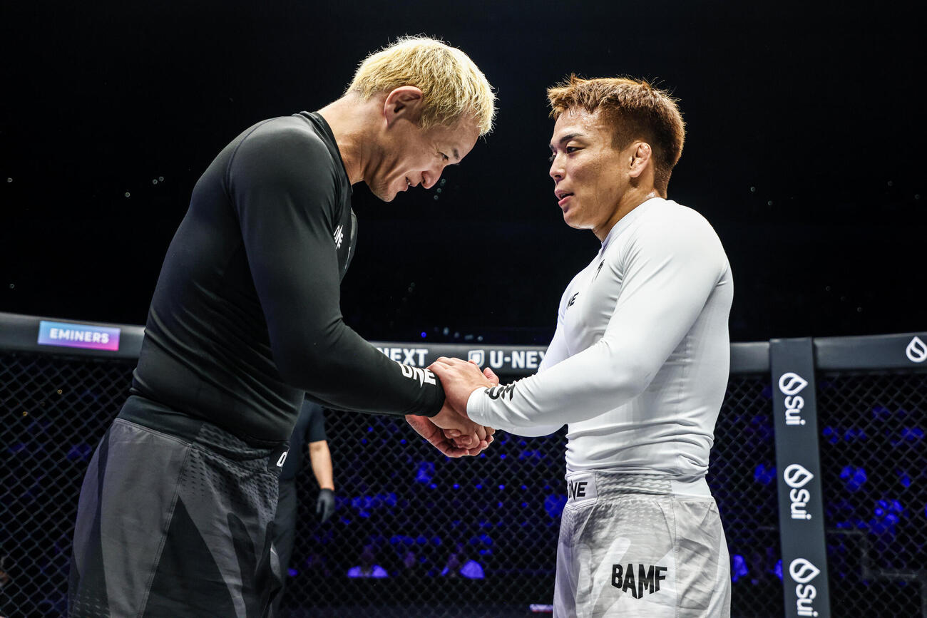 試合後に健闘をたたえ合うガリットチュウ福島（左）と竹浦正起（C）ONE Championship