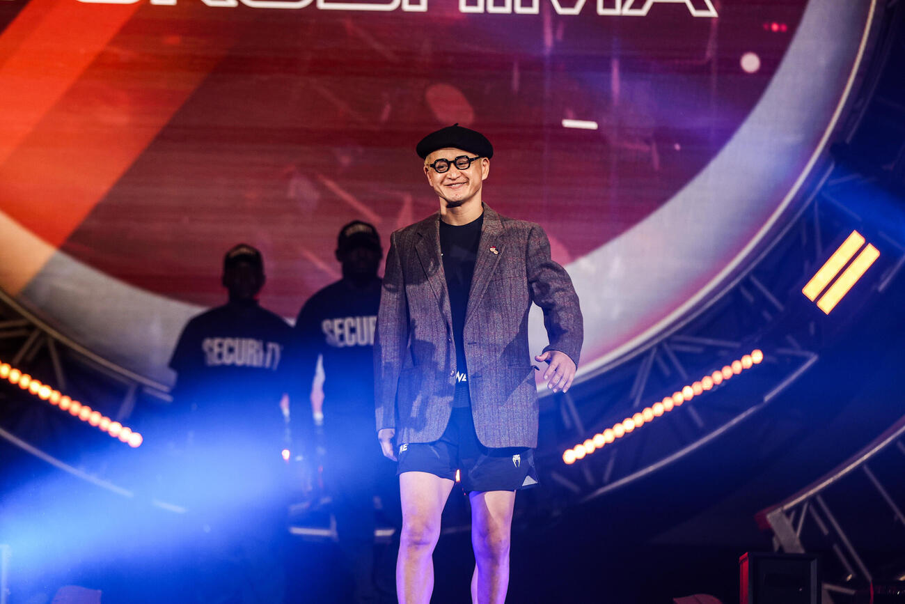 故手塚治虫さんに扮して入場したガリットチュウ福島（C）ONE Championship