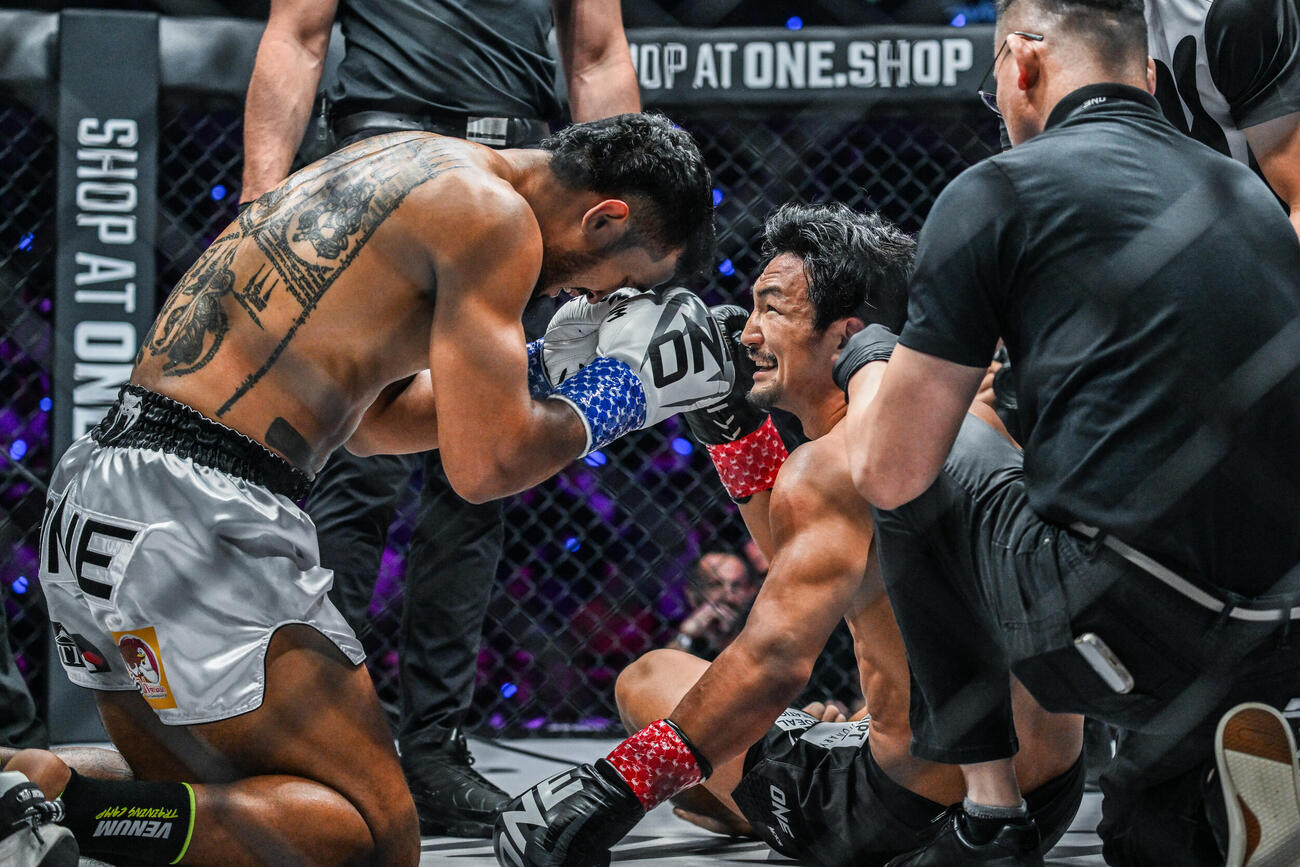 健闘をたたえ合うシンサムット（左）と松倉信太郎（C）ONE Championship
