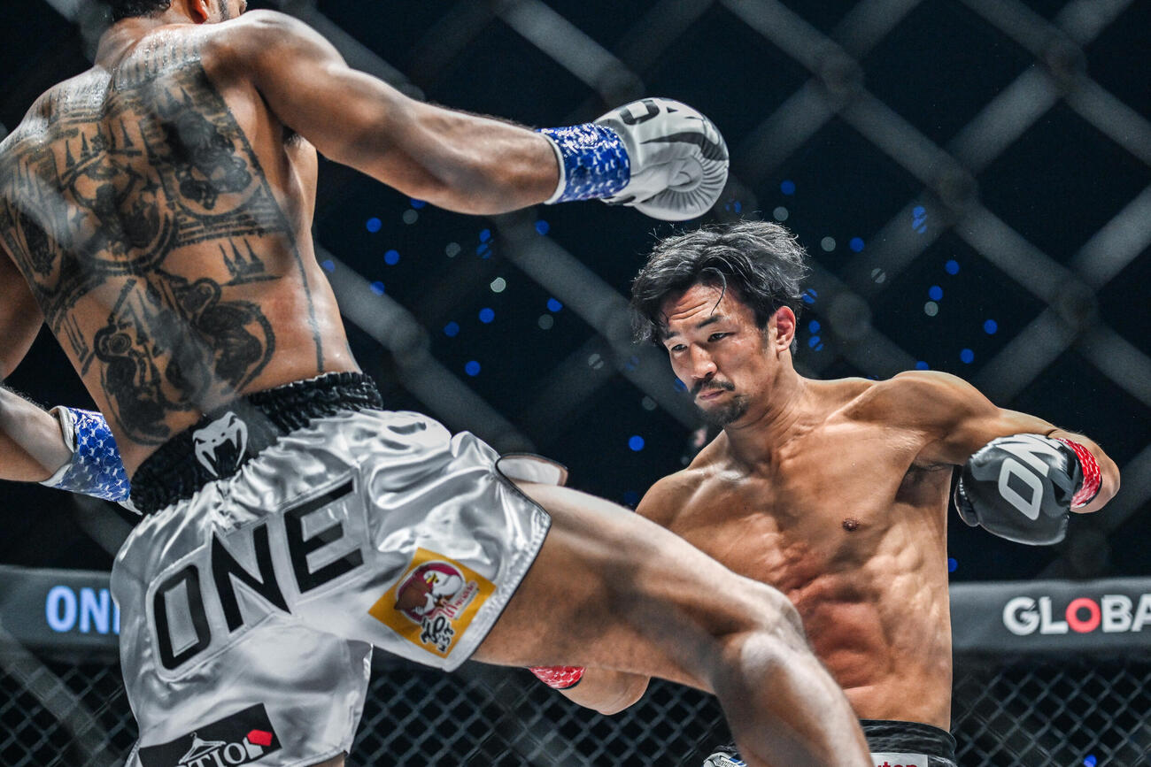 シンサムット（左）のハイキックを効かされた松倉信太郎（右）（C）ONE Championship