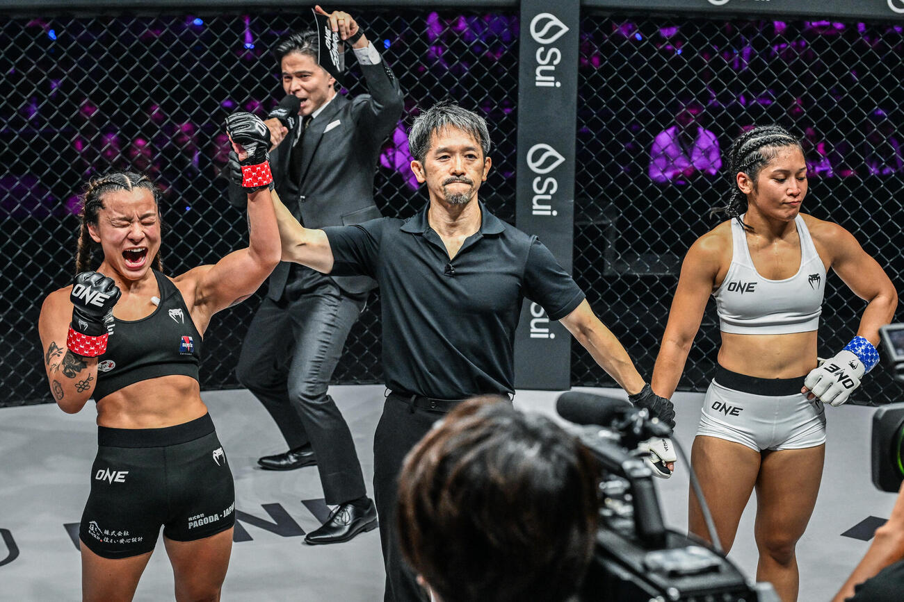 勝利を喜ぶ平田樹（左）（C）ONE Championship