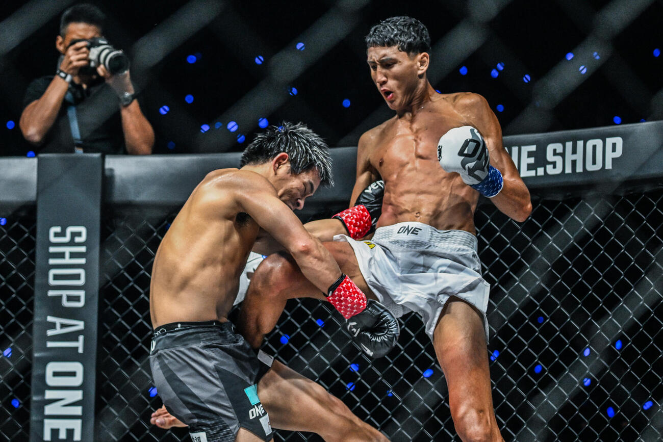与座優貴（左）にヒザ蹴りを浴びせるナビル・アナン（C）ONE Championship