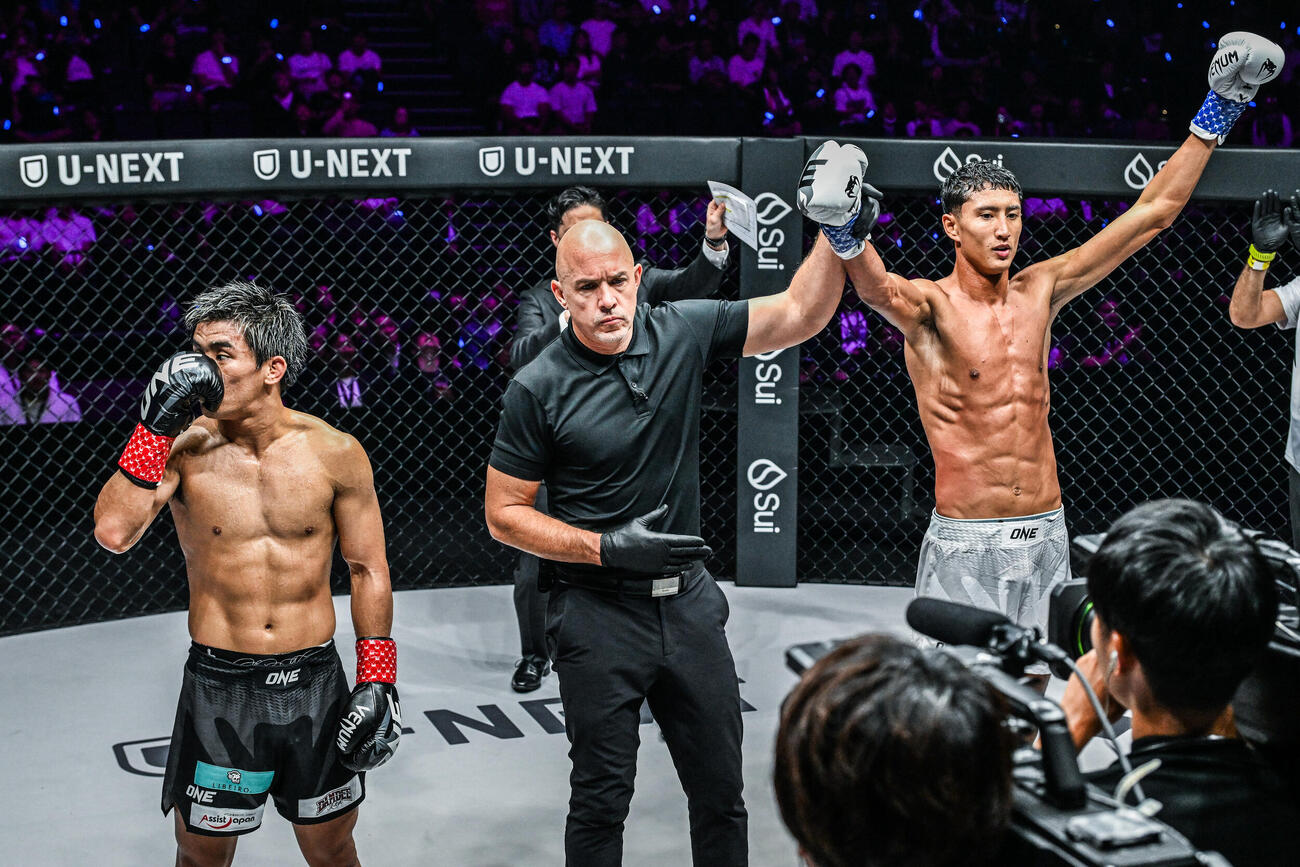 与座優貴（左）はナビル・アナン（右）に判定負けした（C）ONE Championship