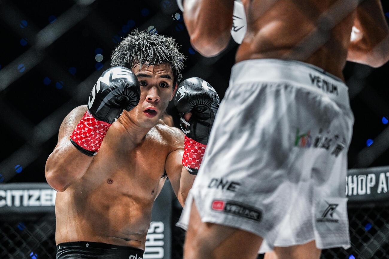 ダメージは少なかった与座優貴（左）（C）ONE Championship