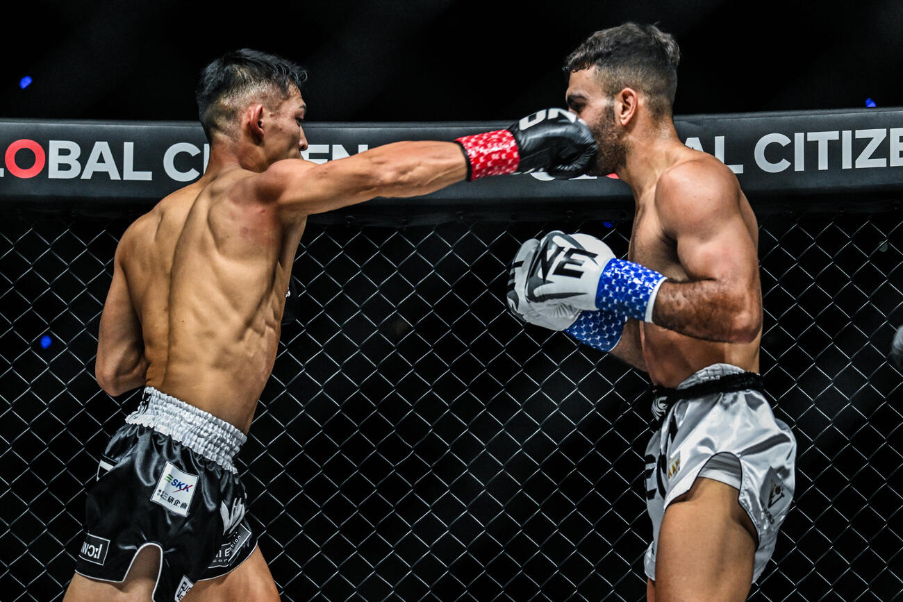 シアサラニ（右）にパンチを繰り出す野杁正明（C）ONE Championship