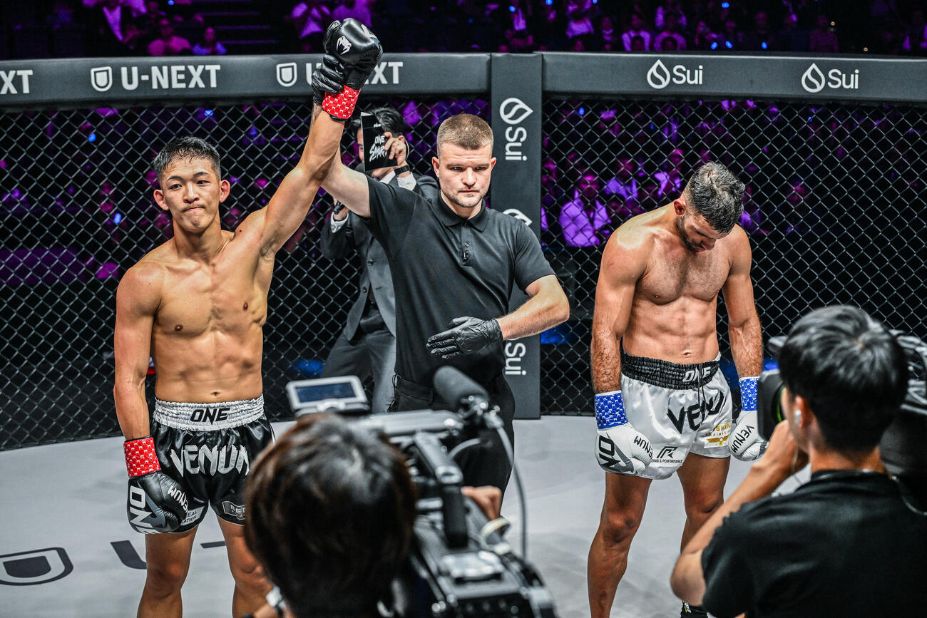 判定勝利した野杁正明（左）とうなだれるシアサラニ（C）ONE Championship