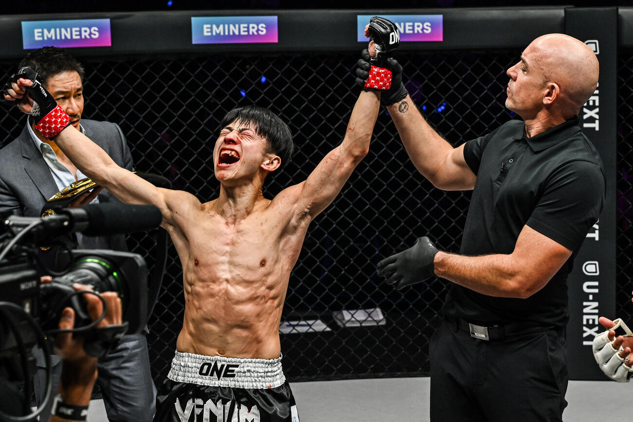 勝利して絶叫する吉成名高（C）ONE Championship