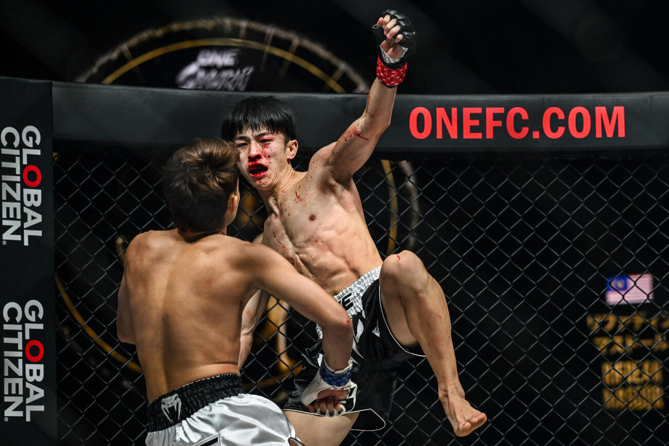 吉成名高（右）のハイキックに、リファディン・マスドールは崩れ落ちた（C）ONE Championship