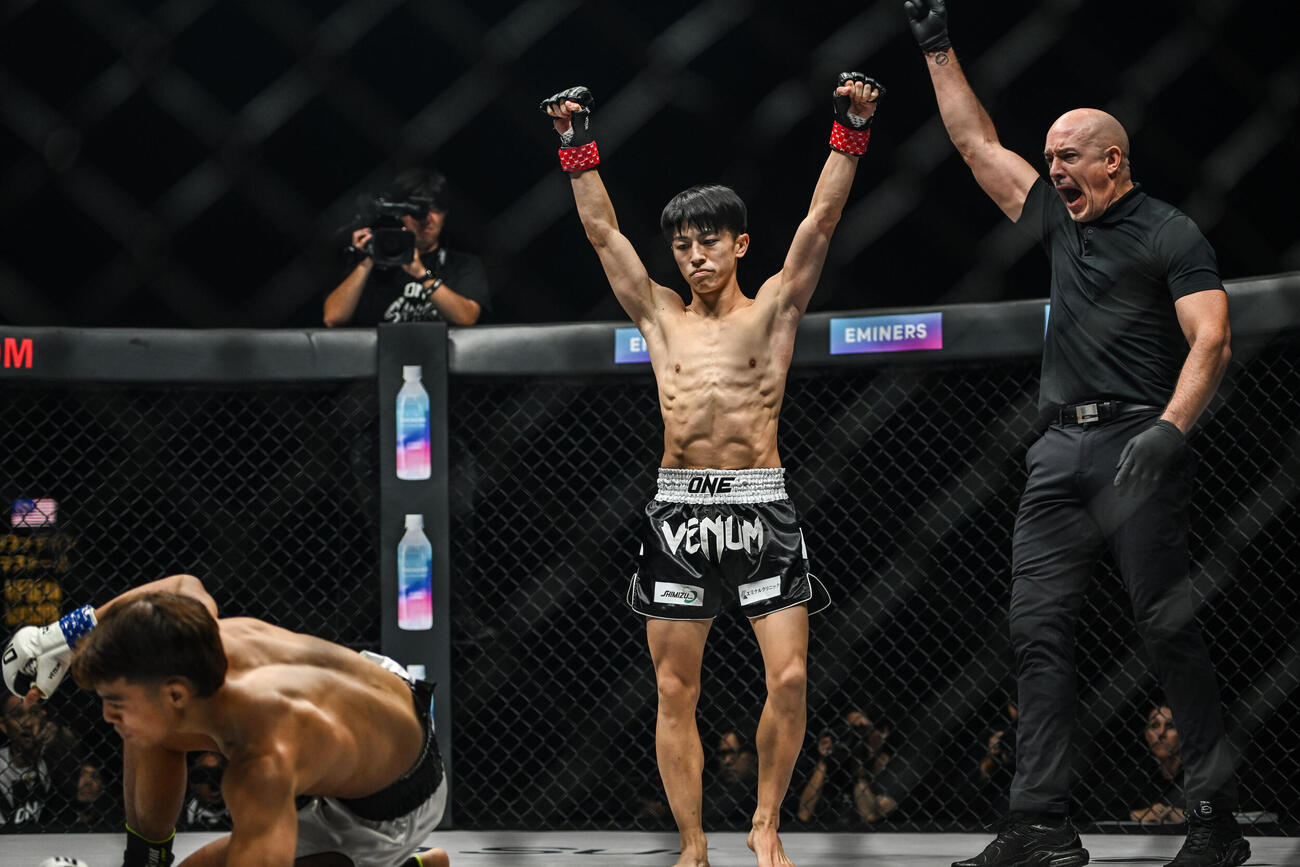 ダウンしたリファディン・マスドールを見下ろす吉成名高（C）ONE Championship