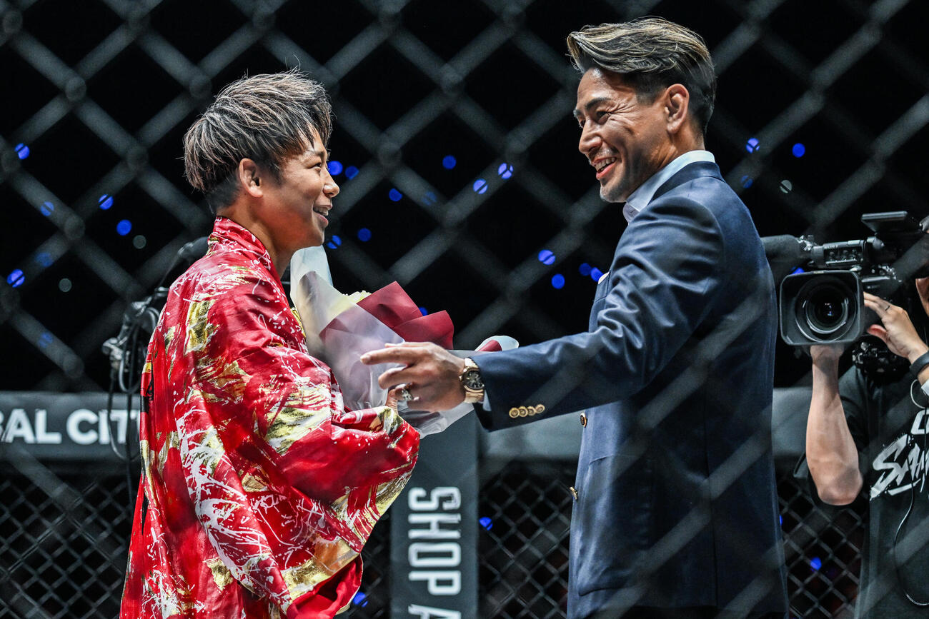 武尊氏に花束を渡した魔裟斗氏（右）（C）ONE Championship