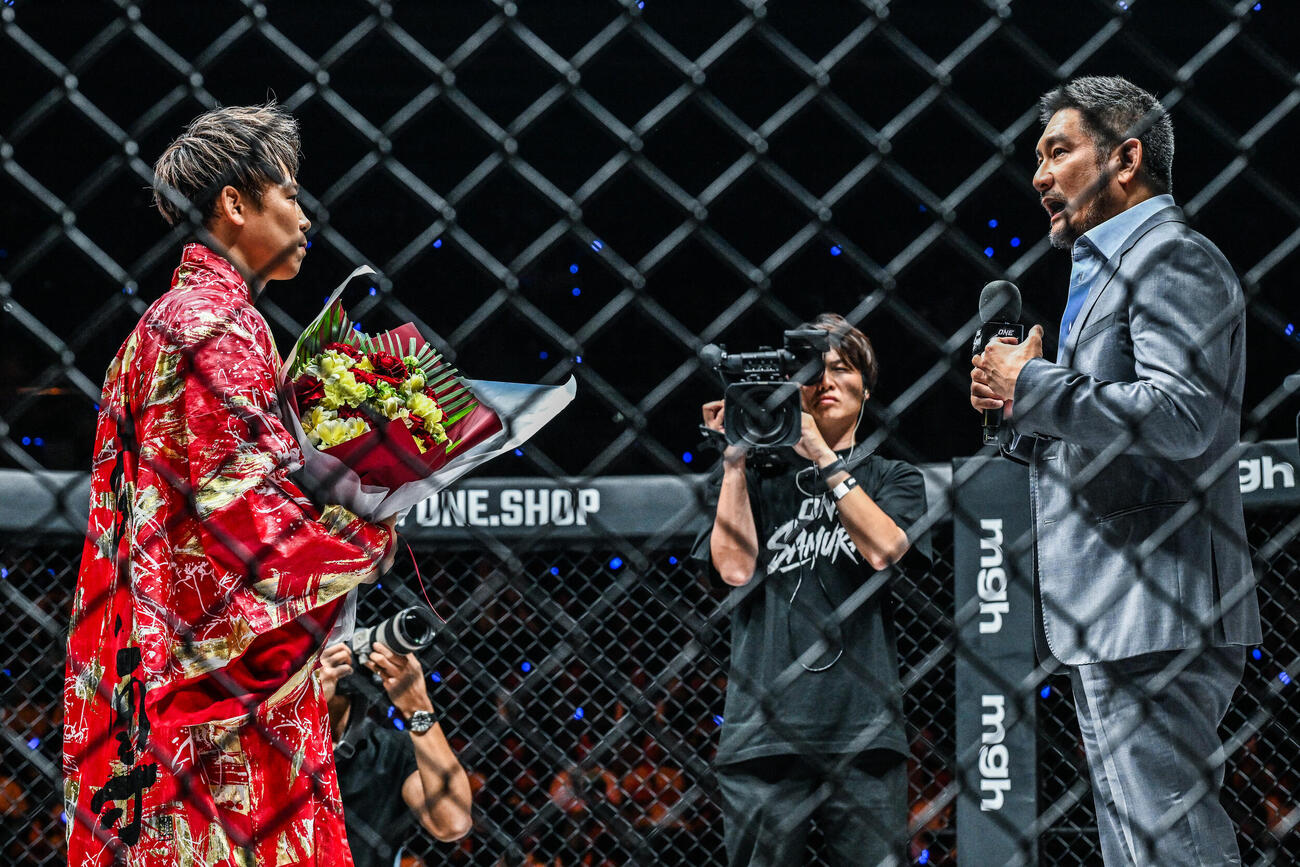 武尊氏に熱い言葉を贈ったチャトリCEO（右）（C）ONE Championship