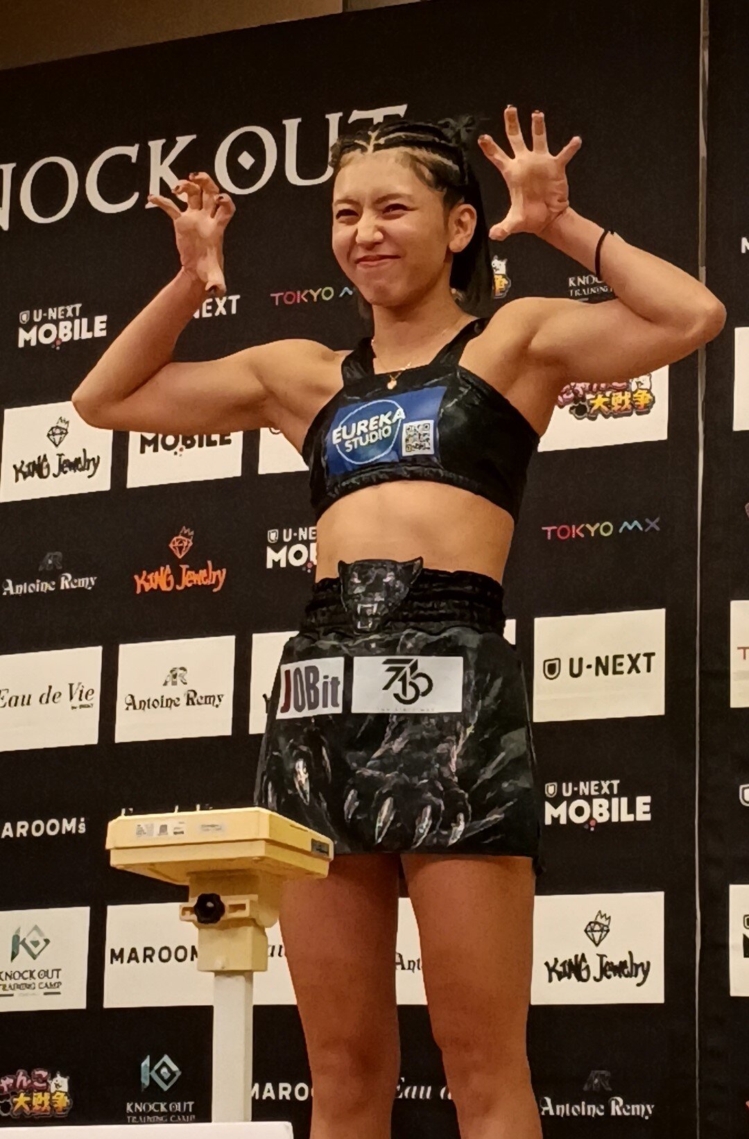黒豹イメージのコスチュームに身を包んだぱんちゃん璃奈