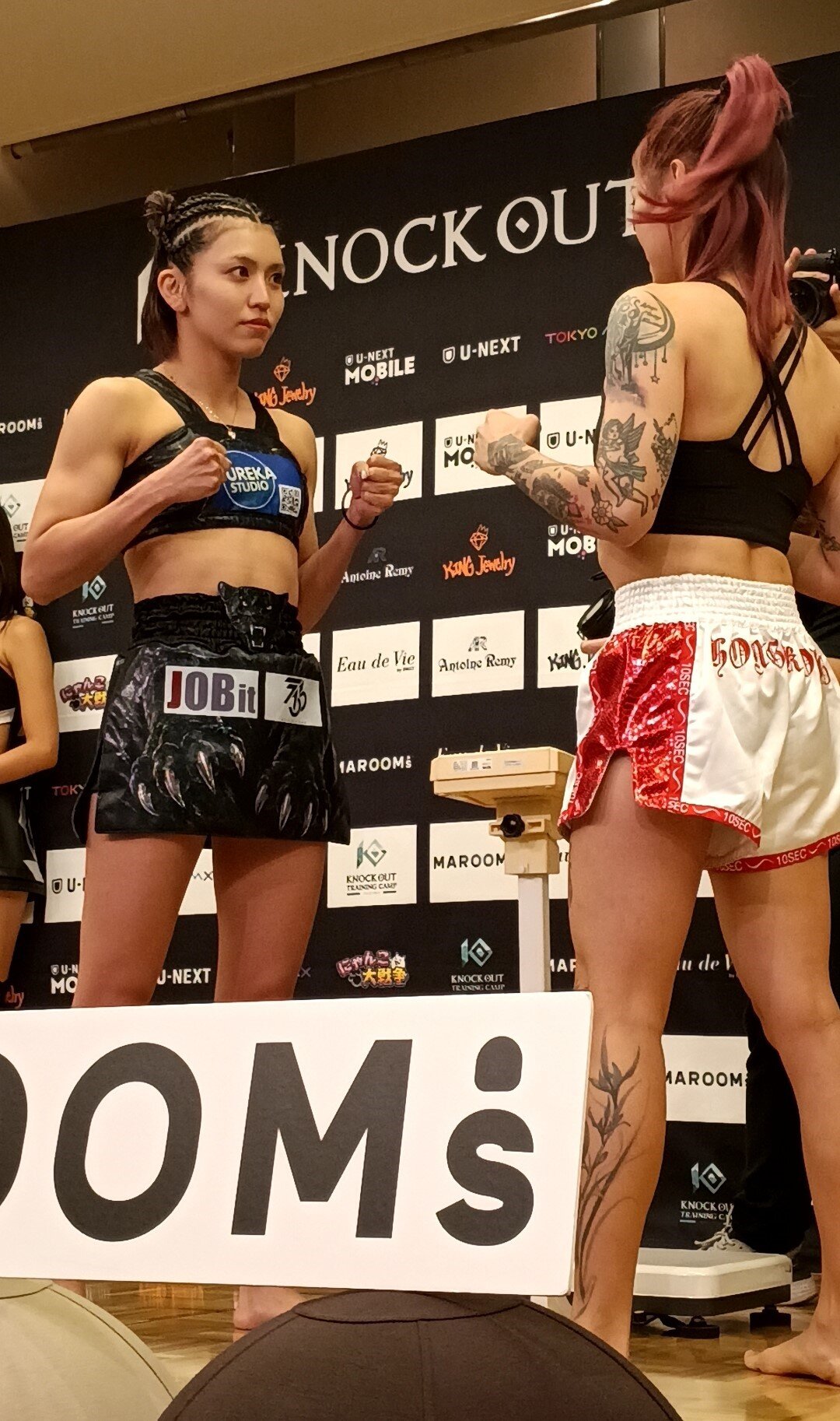 フェイスオフするぱんちゃん璃奈（左）とウォン・フーカ