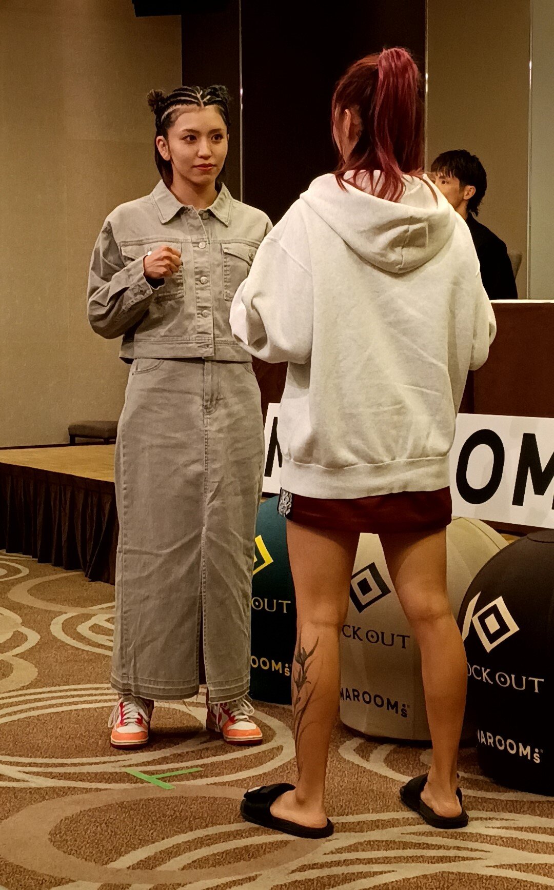 フェイスオフするぱんちゃん璃奈（左）とウォン・フーカ