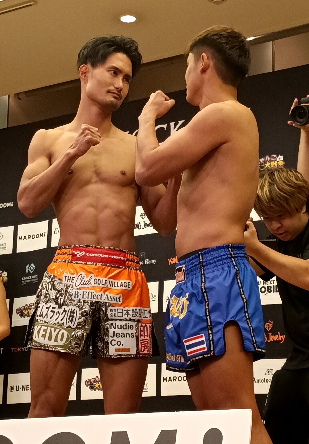 フェイスオフする重森陽太（左）とセーンマニー