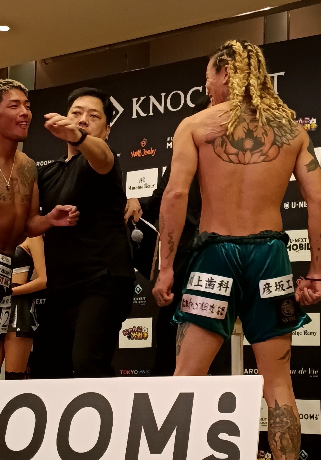 弘輝（左）と山口侑馬のフェイスオフで事件が発生