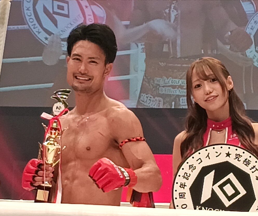 セーンマニーに勝利した重森陽太（左）