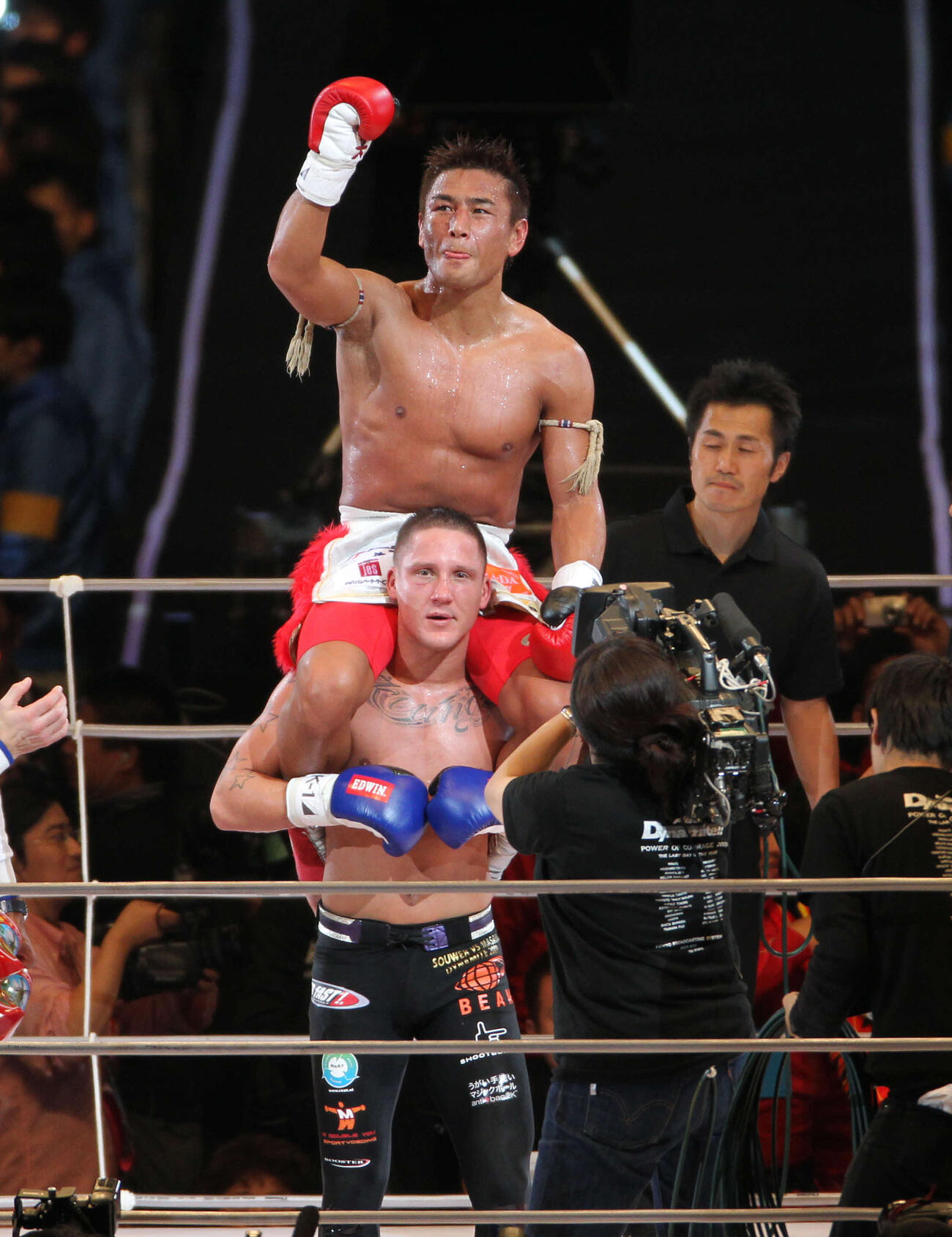 09年、引退試合に勝利しアンディ・サワーに肩車される魔裟斗