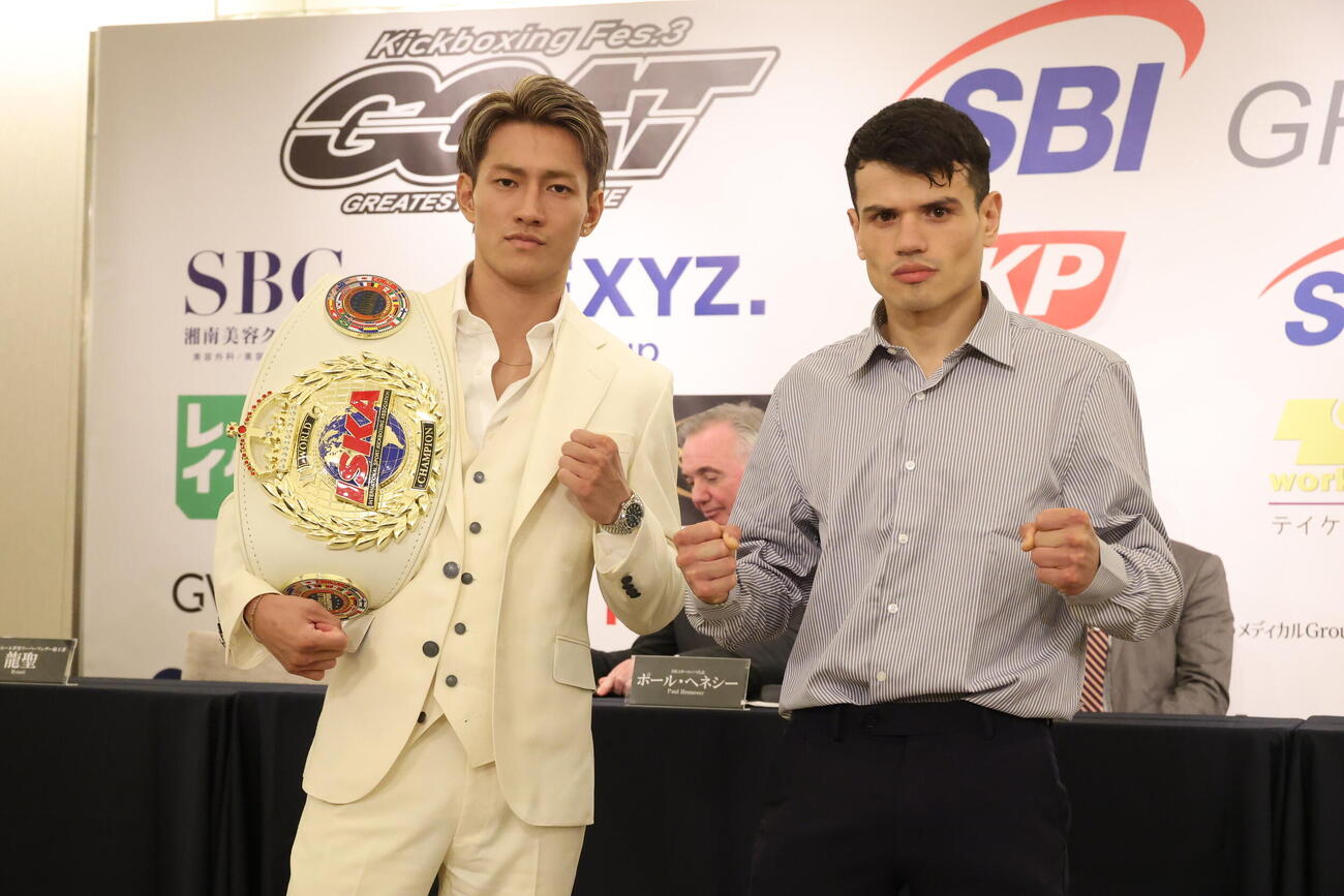 龍聖（左）とロドリゴ・ボガド（C）GOAT