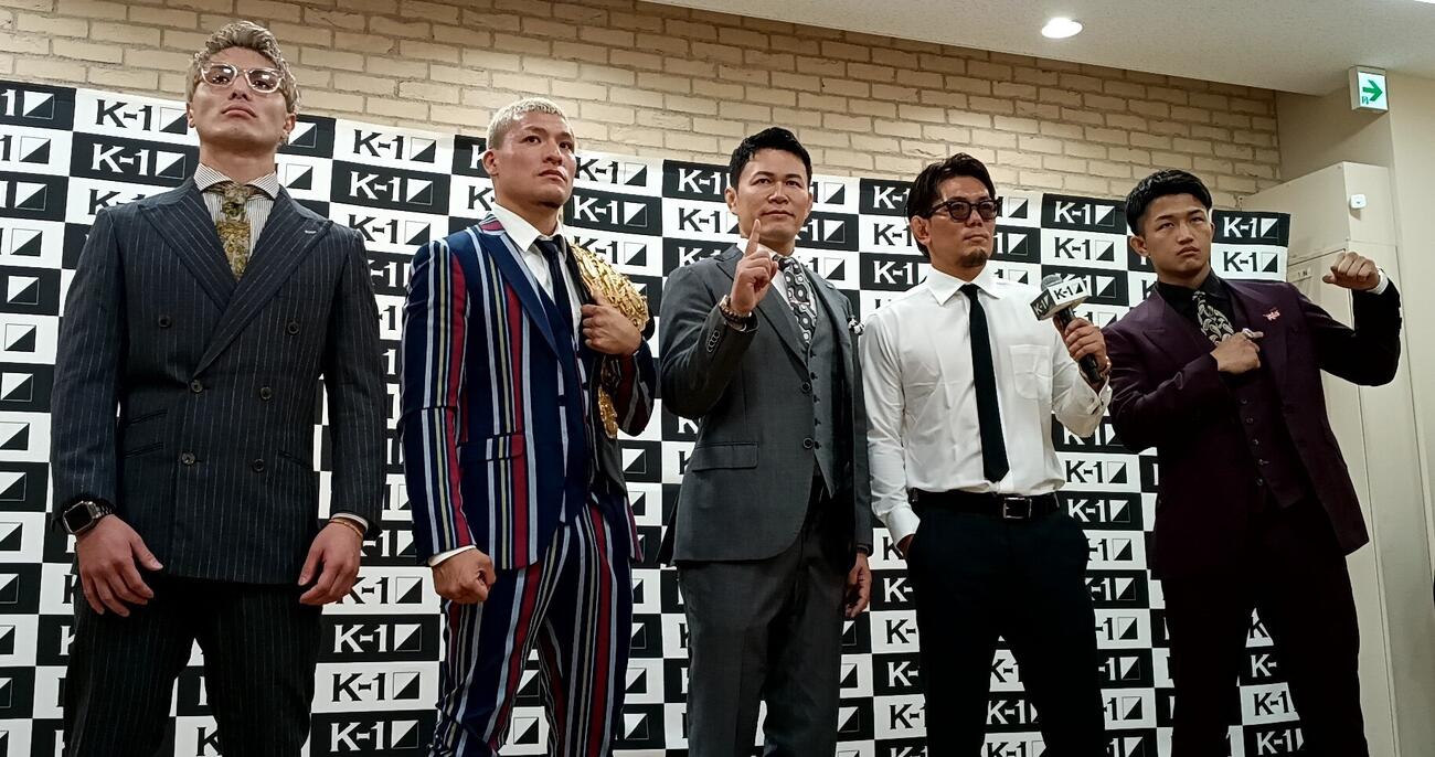 会見に出席した（左から）里見柚己、永澤サムエル聖光、須藤元気P、皇治、朝久裕貴