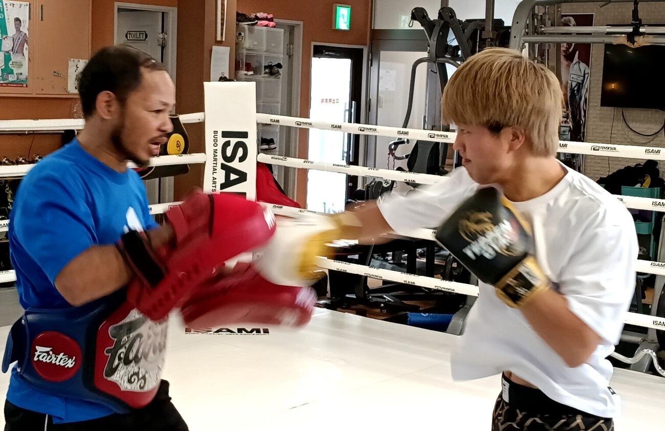 ミット打ちをする那須川龍心（右）