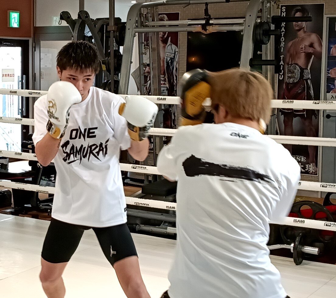那須川龍心（右）とマススパーを行う玖村将史