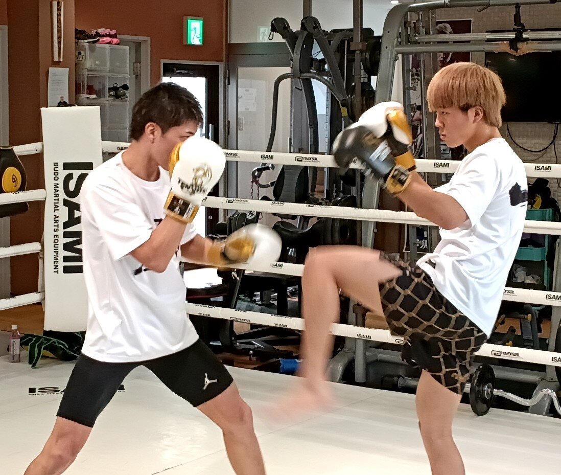 玖村将史（左）とマススパーする那須川龍心