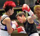 挑戦者アリコ(左)を圧倒する小関(撮影・中島郁夫)