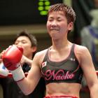 判定の結果に笑顔を見せるIBF世界女子ライトフライ級王者柴田(撮影・中島郁夫)