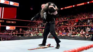 WWE王者レスナーがレインズを必殺技F5で料理 - プロレス : 日刊