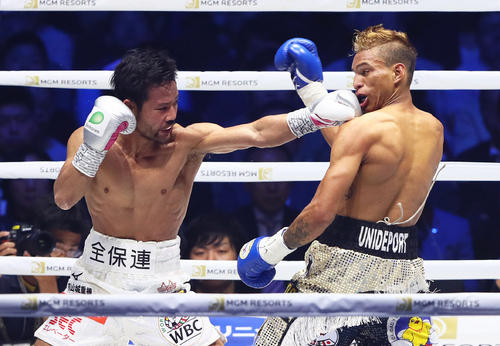 2回、比嘉(左)はロサレスに強烈な左ストレートを見舞う(撮影・足立雅史)