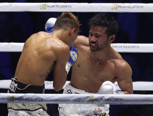 6回、ロサレス(左)に強烈な右フックを食らわす比嘉(撮影・狩俣裕三)