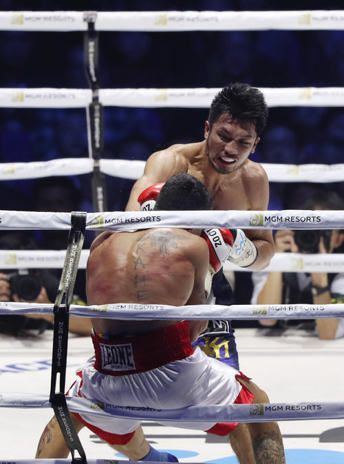 8回、ブランダムラ(手前)に強烈な右ストレートを打ち込む村田(撮影・狩俣裕三)
