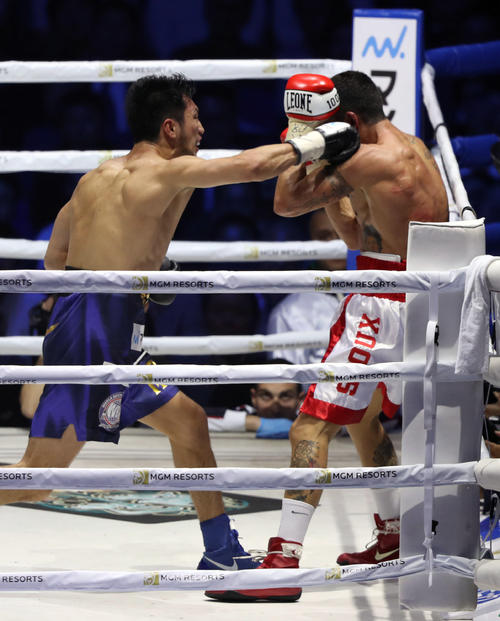 8回、ブランダムラ(右)を右フックでダウンを奪い、TKO勝ちする村田(撮影・狩俣裕三)