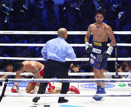 村田諒太対エマヌエーレ・ブランダムラ 村田(右)は8回TKOでブランダムラを破り、初防衛に成功する(撮影・足立雅史)
