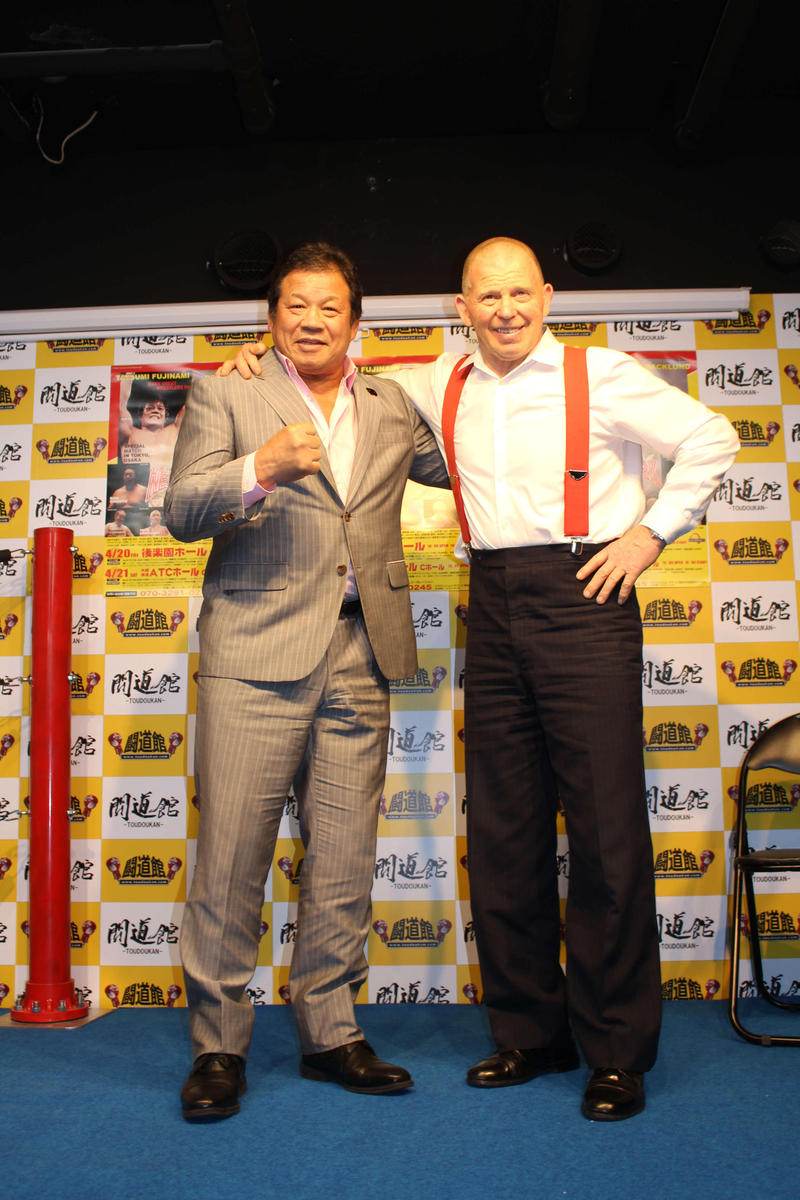 68歳でも帝王バックランド健在！驚異の倒立披露 - プロレス : 日刊スポーツ