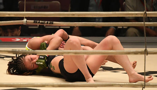 村田夏南子対ランチャーナ・グリーン　１Ｒ、村田はランチャーナ・グリーンを絞め勝利を奪う（撮影・横山健太）
