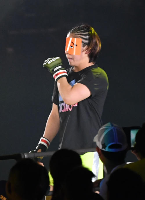 村田夏南子対ランチャーナ・グリーン　にわか面を着け入場する村田（撮影・横山健太）