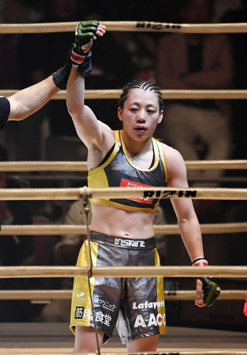 浜崎朱加対アリーシャ・ガルシア　判定でアリーシャ・ガルシアに勝利する浜崎（撮影・横山健太）