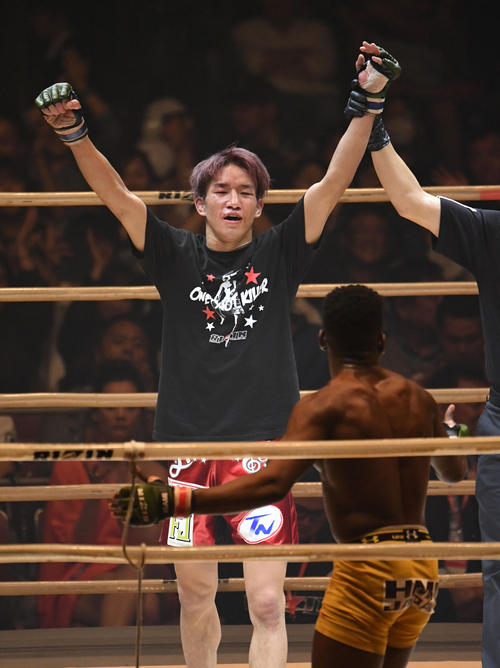 マネル・ケイプ対朝倉海　マネル・ケイプ（手前）に判定で勝利する朝倉（撮影・横山健太）