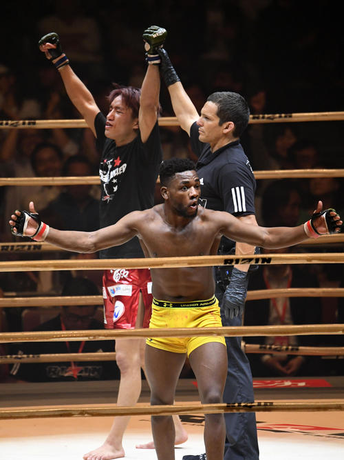 マネル・ケイプ対朝倉海　判定負けに納得がいかないマネル・ケイプ（手前）（撮影・横山健太）