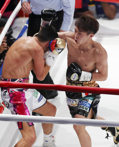 1回、マクドネル(左)をコーナーに追い込み、猛攻を仕掛ける井上尚(撮影・狩俣裕三)