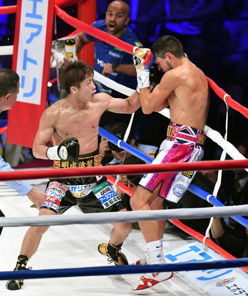 WBA世界バンタム級級タイトルマッチ マクドネル対井上 1回、井上(左)は猛烈なラッシュでマクドネルを倒し新王者となる(撮影・滝沢徹郎)