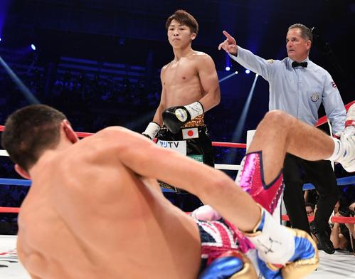 1回、マクドネルから左ボディでダウンを奪い冷静な表情で見つめる井上尚（撮影・横山健太）