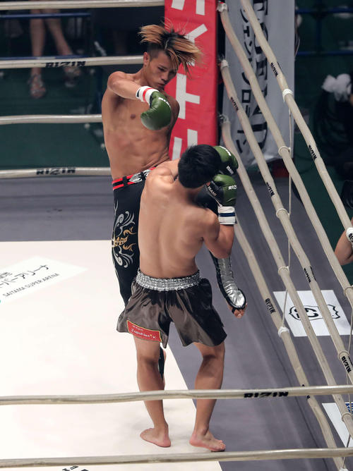 ウザ強ヨシヤ(手前)に膝蹴りする海人(撮影・鈴木正人)