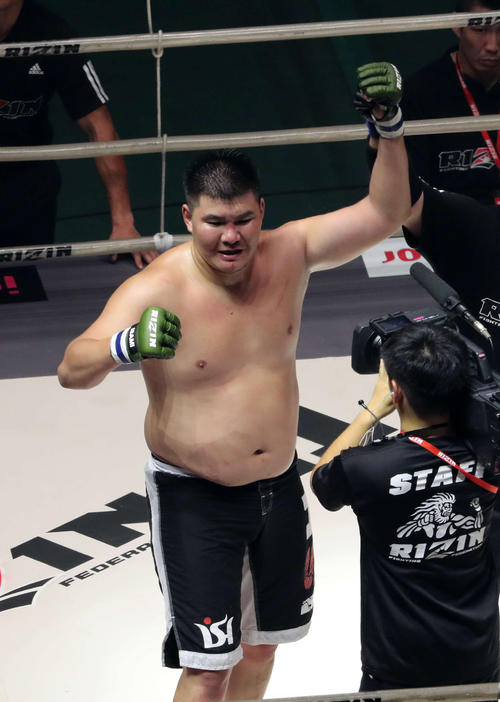 試合に勝ちガッツポーズするボルドプレフ・ウヌルジャルガル(撮影・鈴木正人)