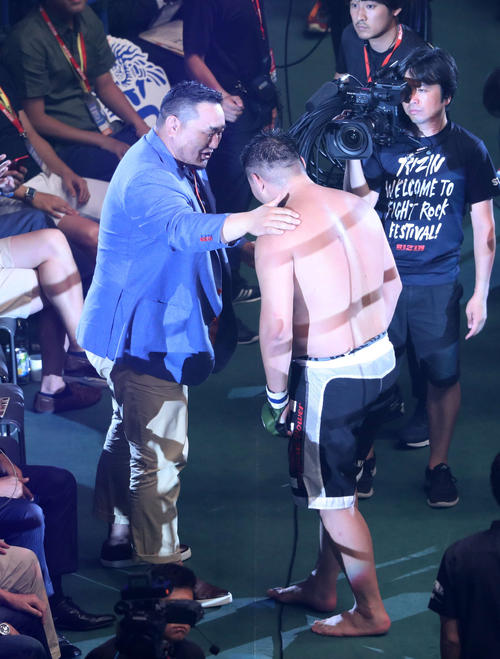 ボルドプレフ・ウヌルジャルガル(右)の勝利を祝福する元横綱、朝青龍(撮影・鈴木正人)